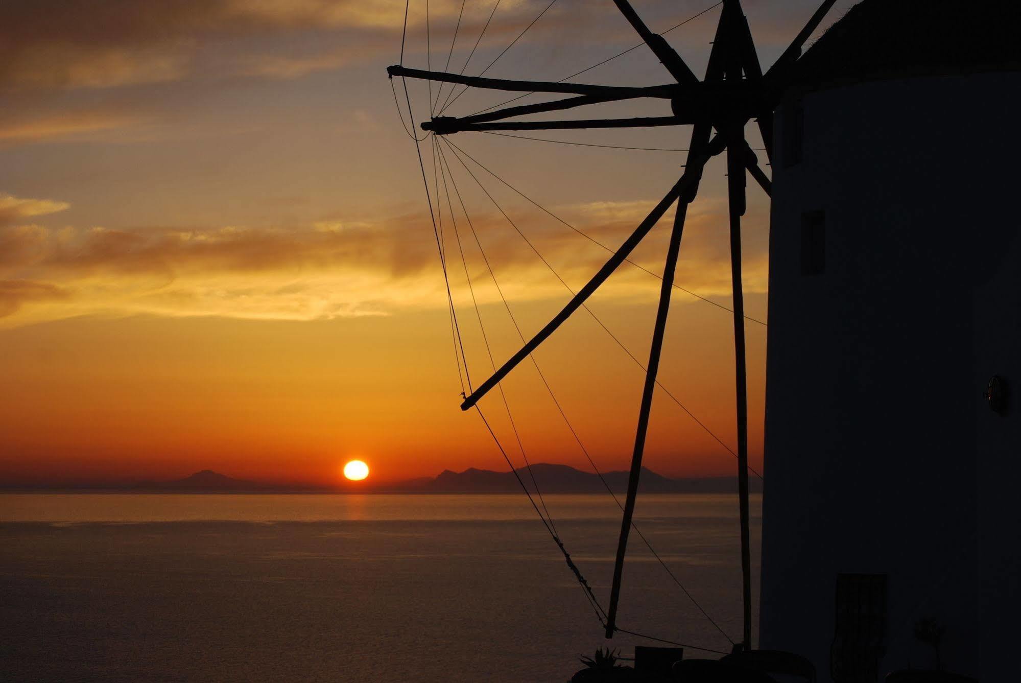 Golden Sunset Villas Oia  Exterior photo