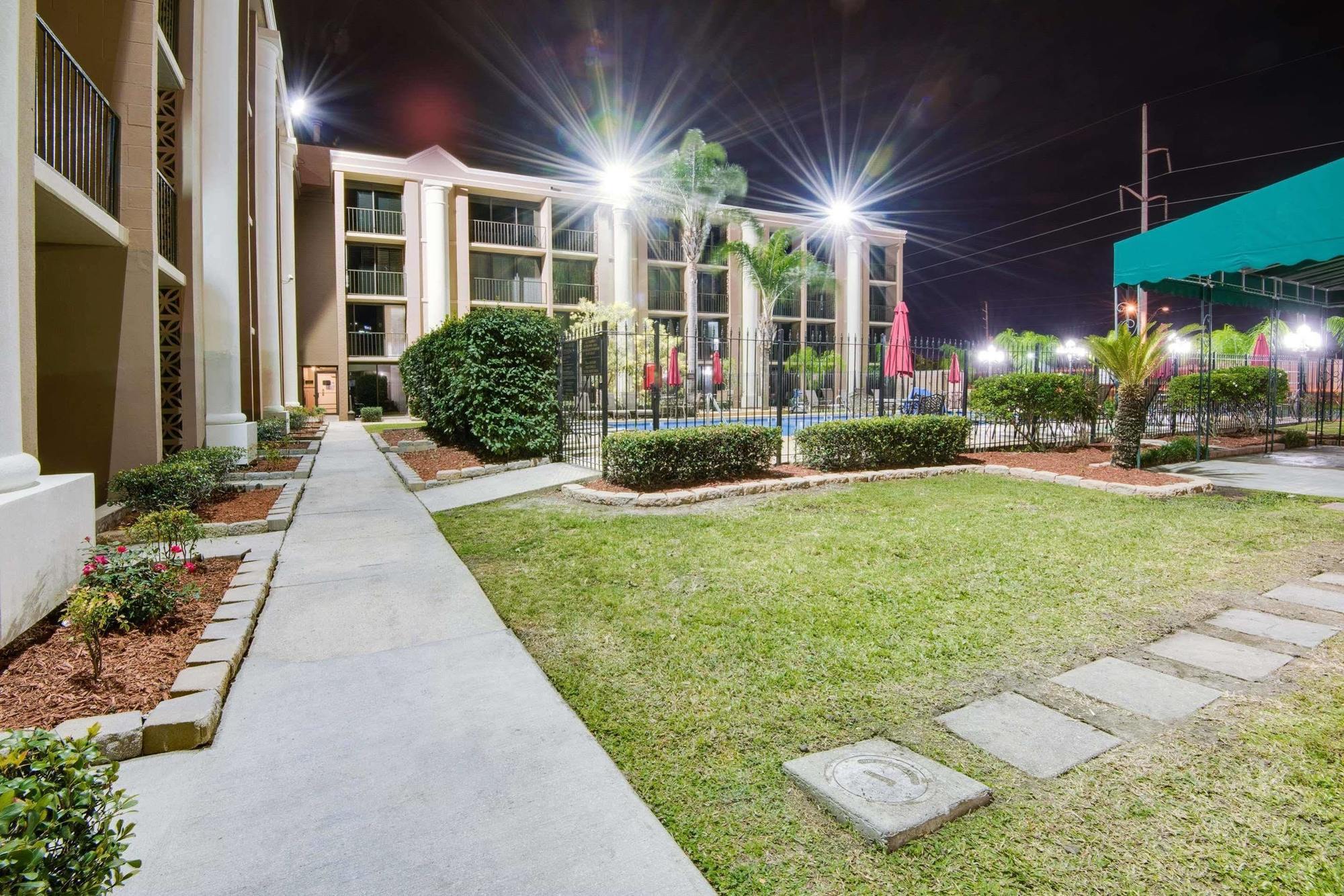 Ramada By Wyndham Metairie New Orleans Airport Hotel Exterior photo