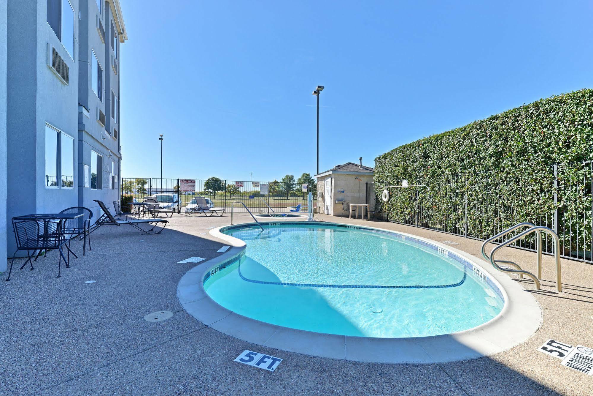 Microtel Inn & Suites By Wyndham Ft. Worth North/At Fossil Fort Worth Exterior photo