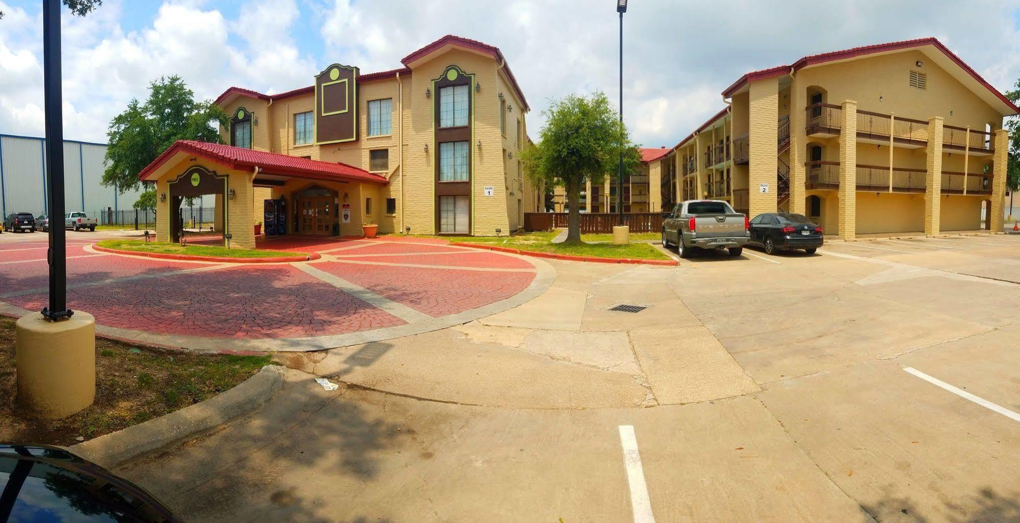 Red Roof Inn & Suites Houston- Hobby Airport Exterior photo