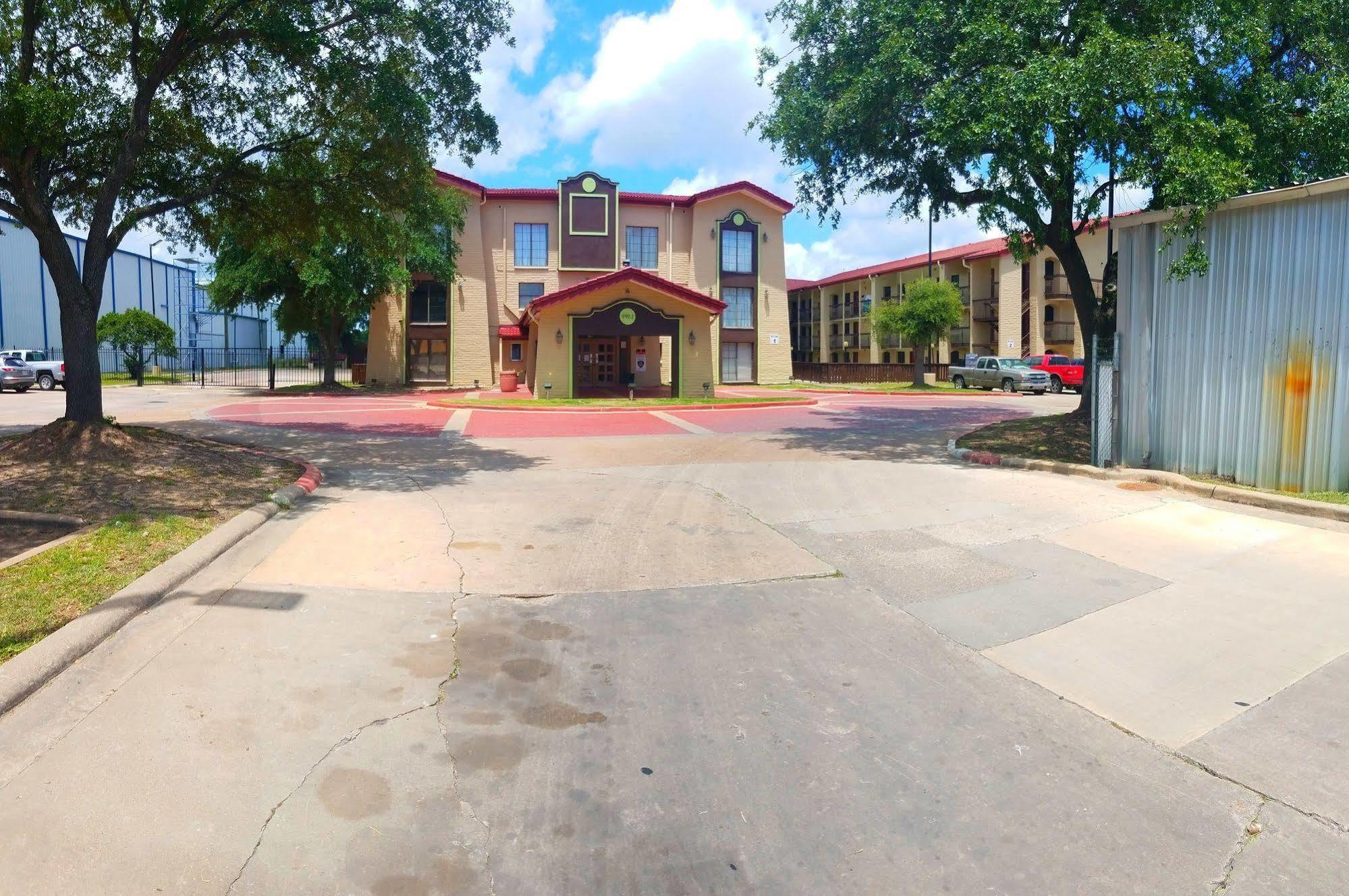 Red Roof Inn & Suites Houston- Hobby Airport Exterior photo