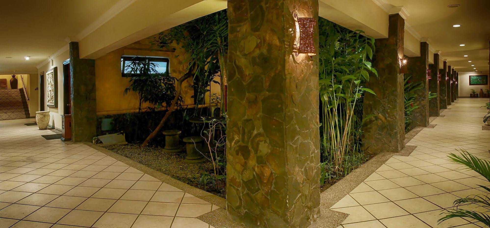 Lotus Garden Hotel Kediri  Exterior photo