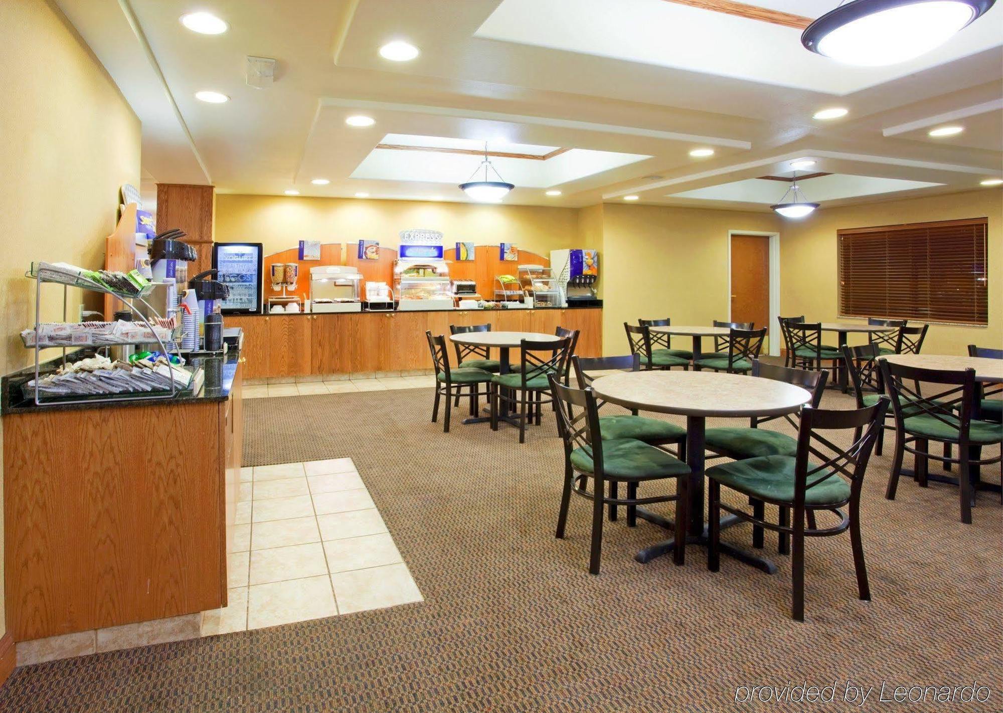 Holiday Inn Express & Suites Rocky Mount Smith Mountain Lake, An Ihg Hotel Restaurant photo