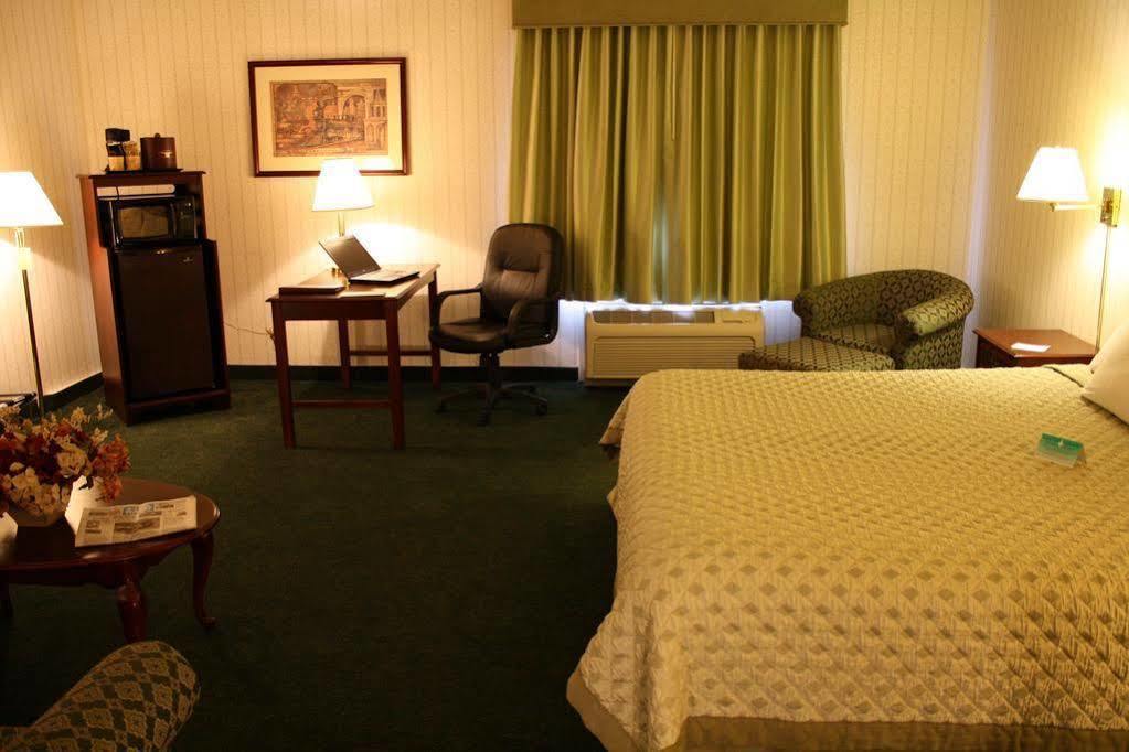 Meadowlands Plaza Hotel Secaucus Room photo