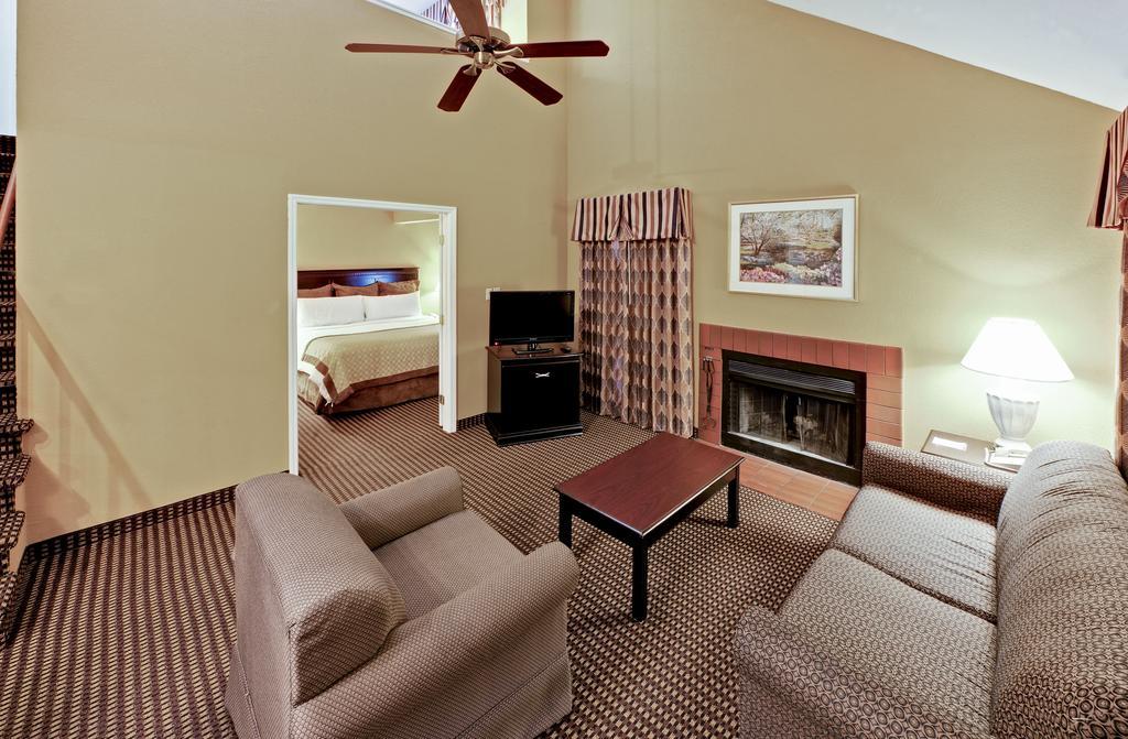 Hawthorn Suites By Wyndham Columbus North Room photo