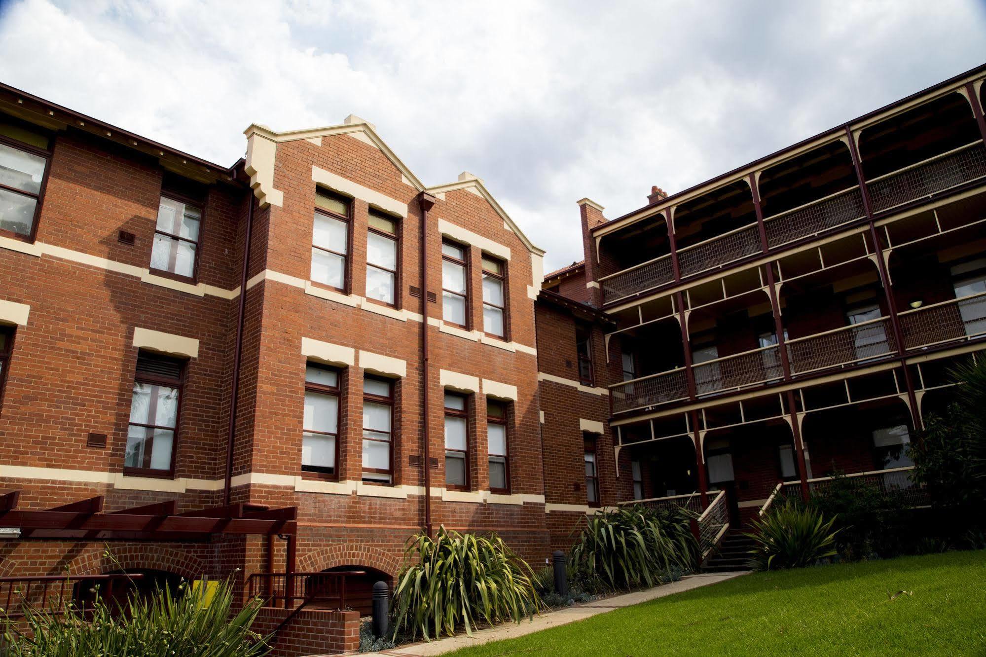 Yarra House Hostel Melbourne Exterior photo