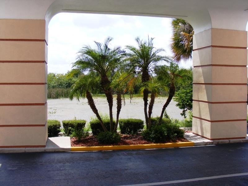 Baymont Inn & Suites Orlando/Universal Area Exterior photo