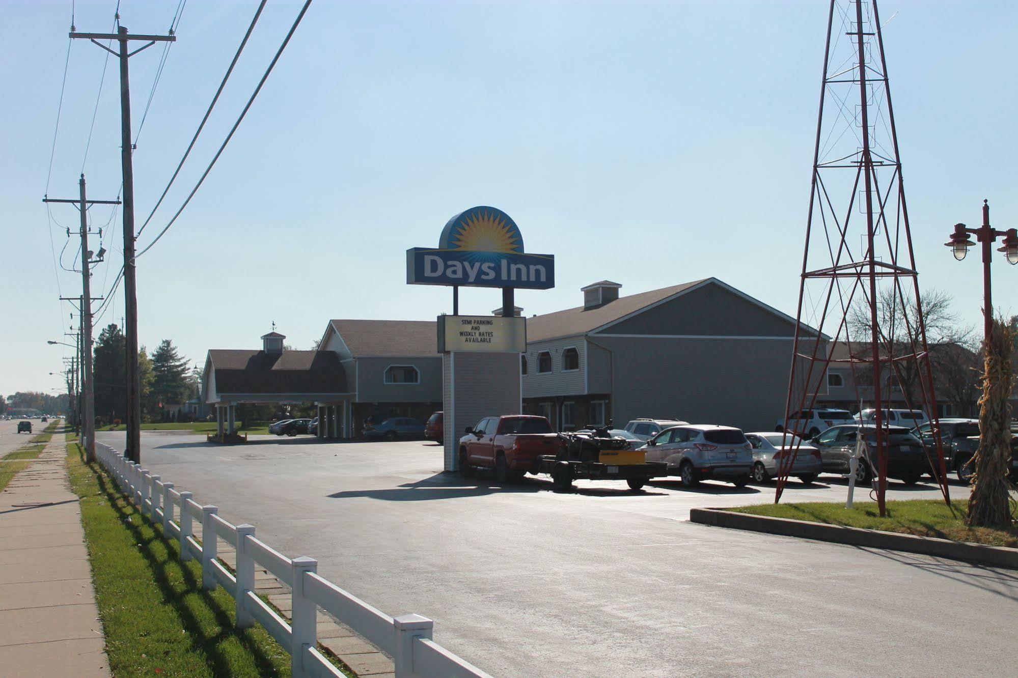 Days Inn By Wyndham Davenport Ia Exterior photo