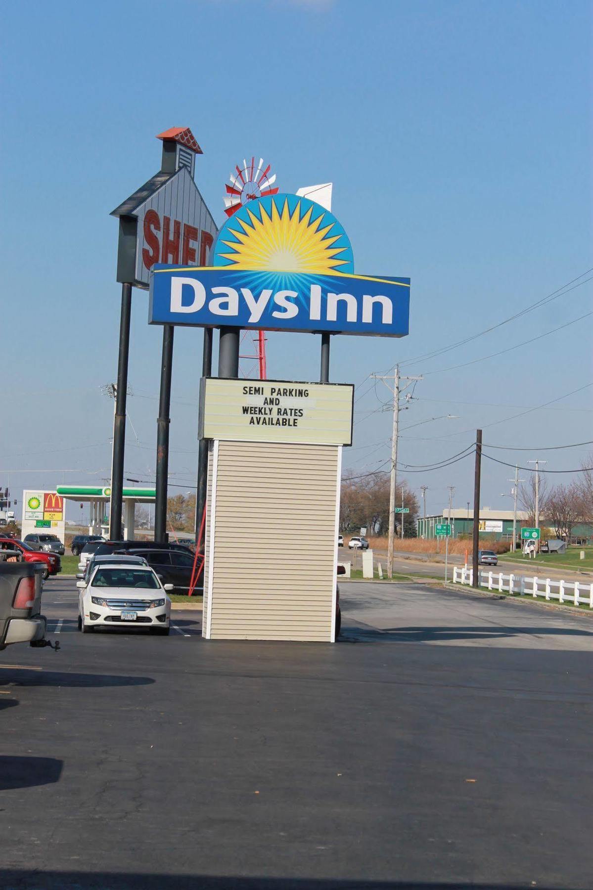 Days Inn By Wyndham Davenport Ia Exterior photo