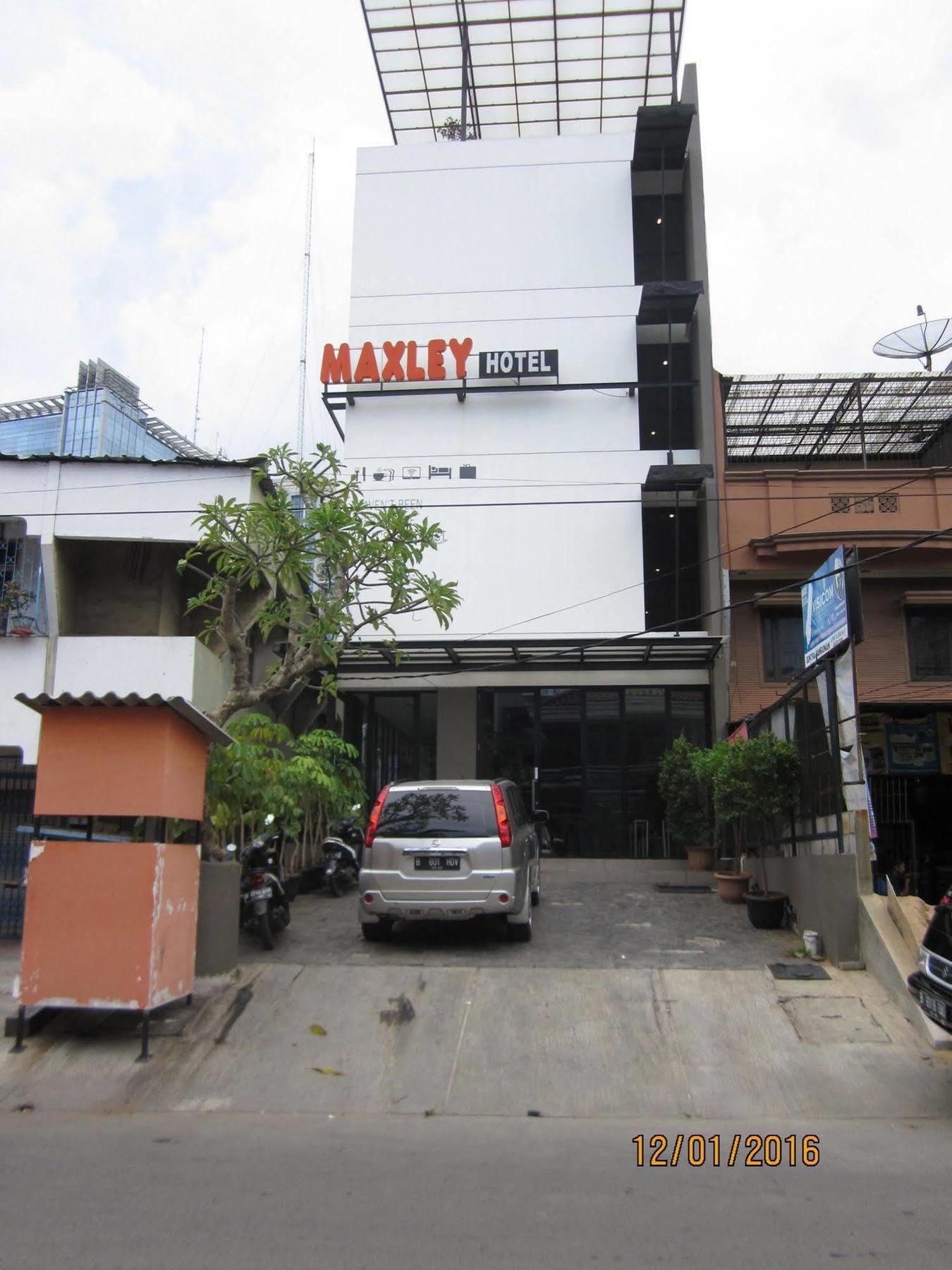 Maxley Hotel Jakarta Exterior photo