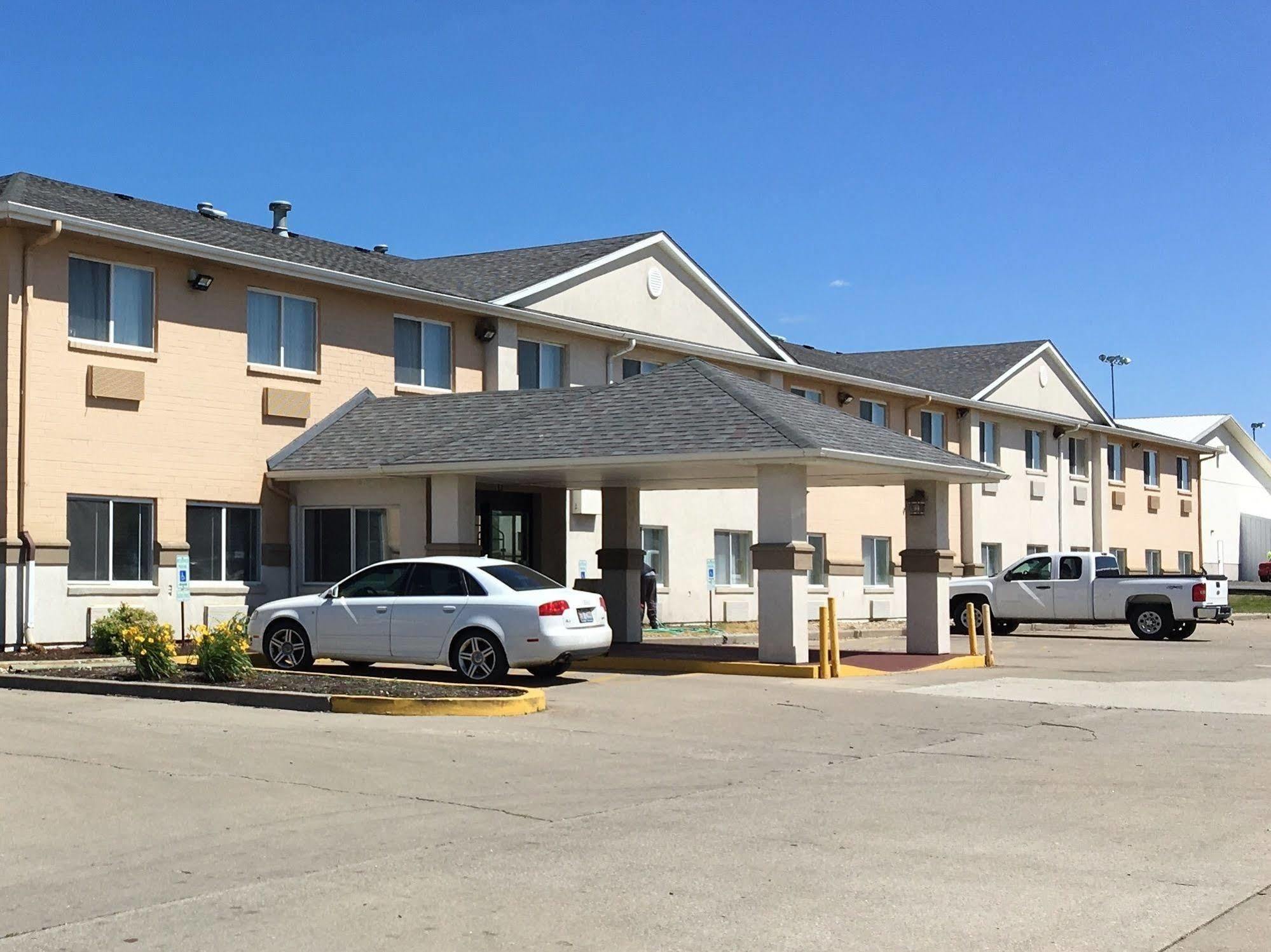 Quality Inn & Suites Lincoln Near I-55 Exterior photo