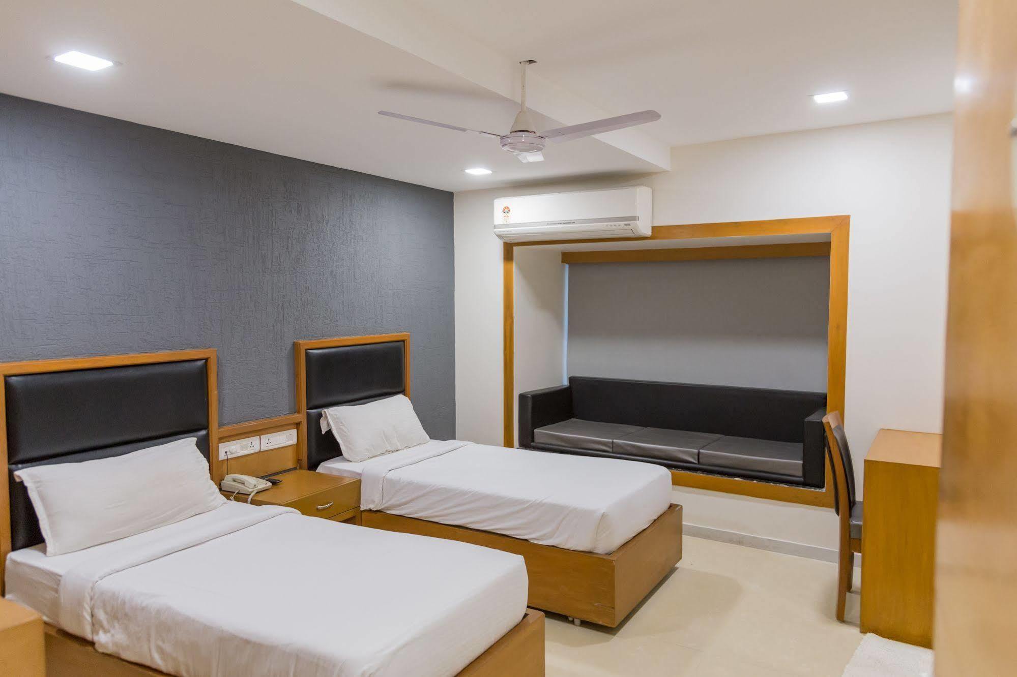 Ginger Ahmedabad Vastrapur Hotel Exterior photo