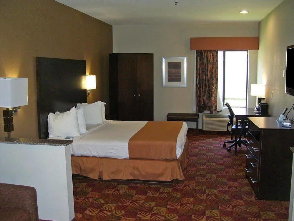 Americas Best Value Inn & Suites Bastrop Exterior photo
