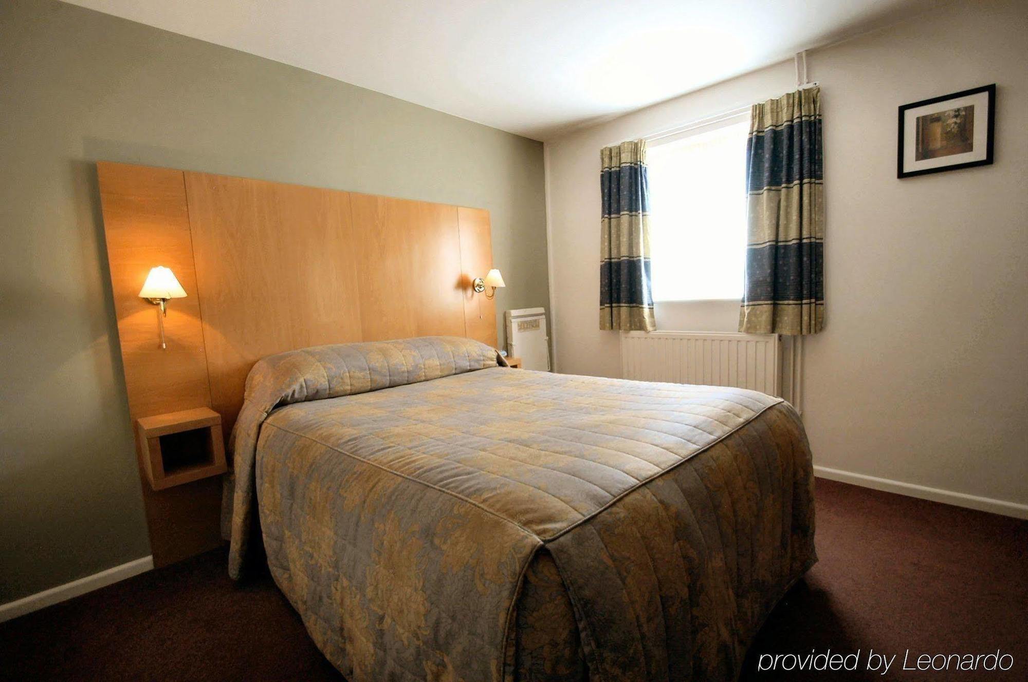 Coach House Hotel Melbourn Room photo