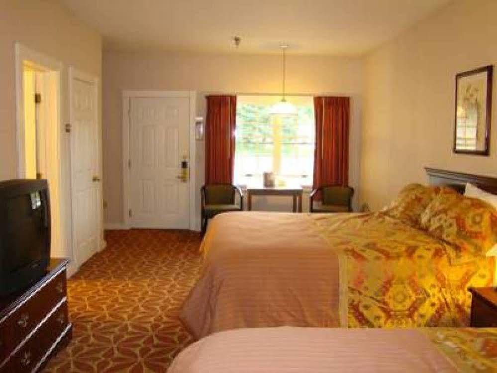 Ludlow Colonial Motel Room photo