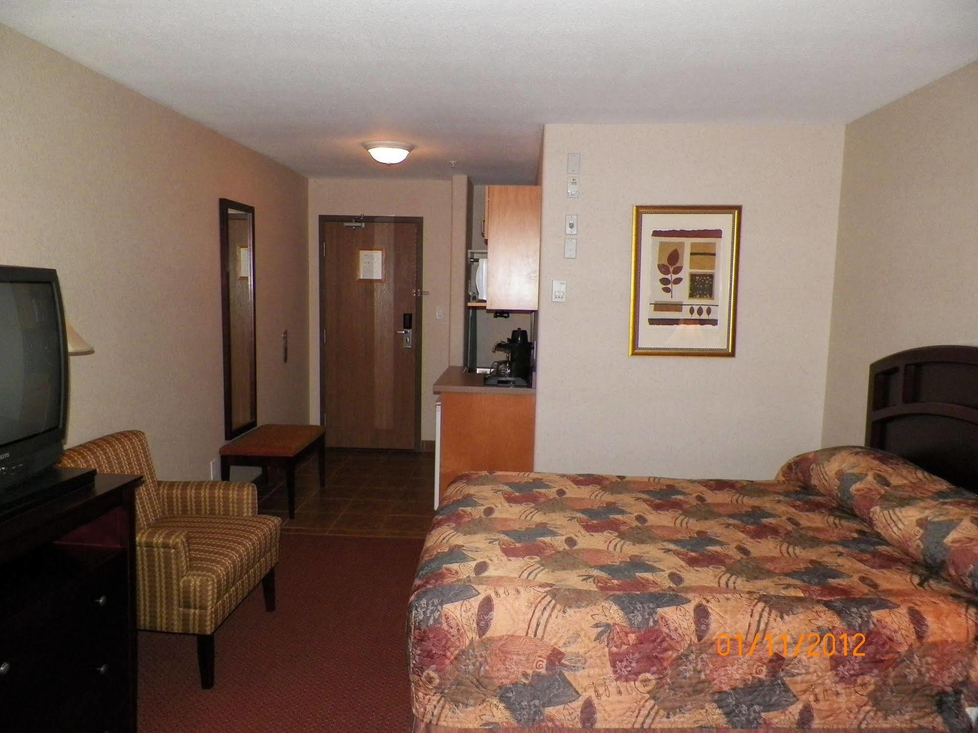 Peavine Inn & Suites High Prairie Exterior photo