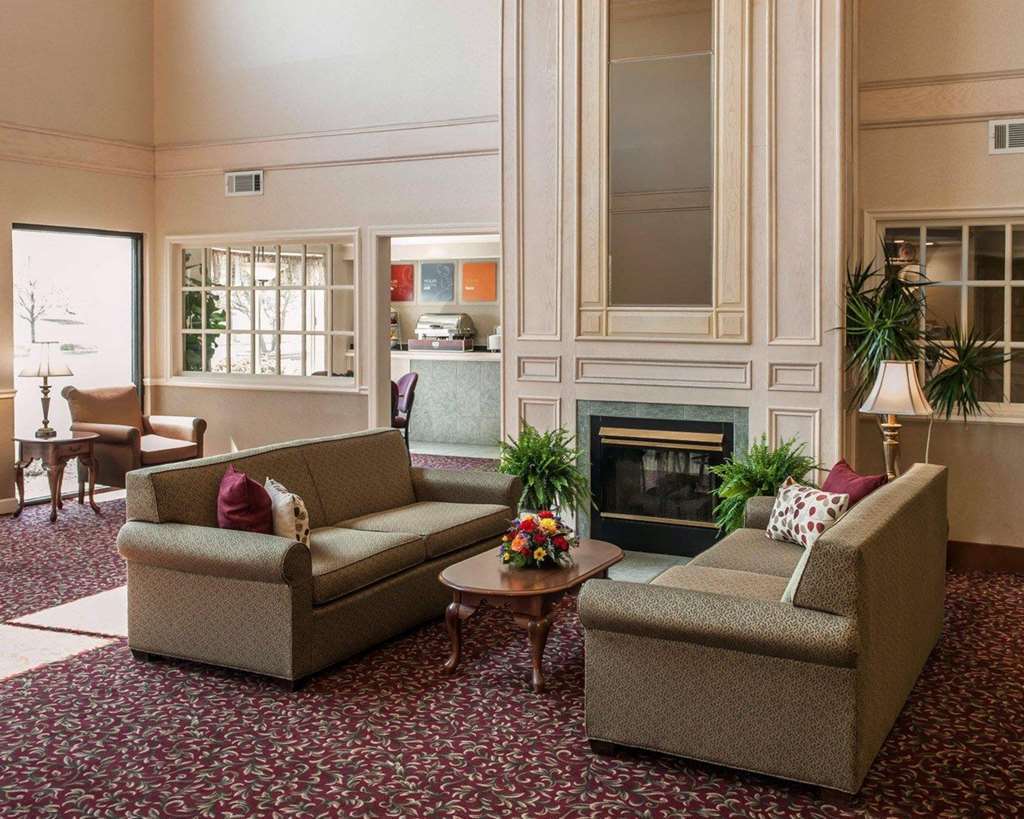 Comfort Suites Lafayette University Area Interior photo