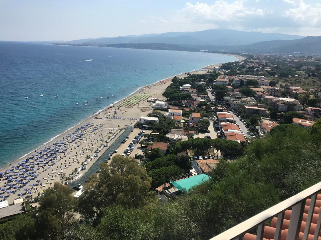 Hotel Baia Dell'Est Staletti Exterior photo