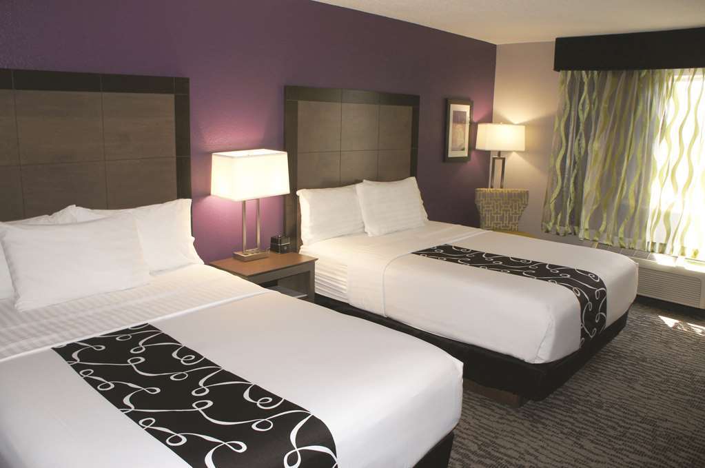La Quinta Inn And Suites By Wyndham Elkhart Room photo