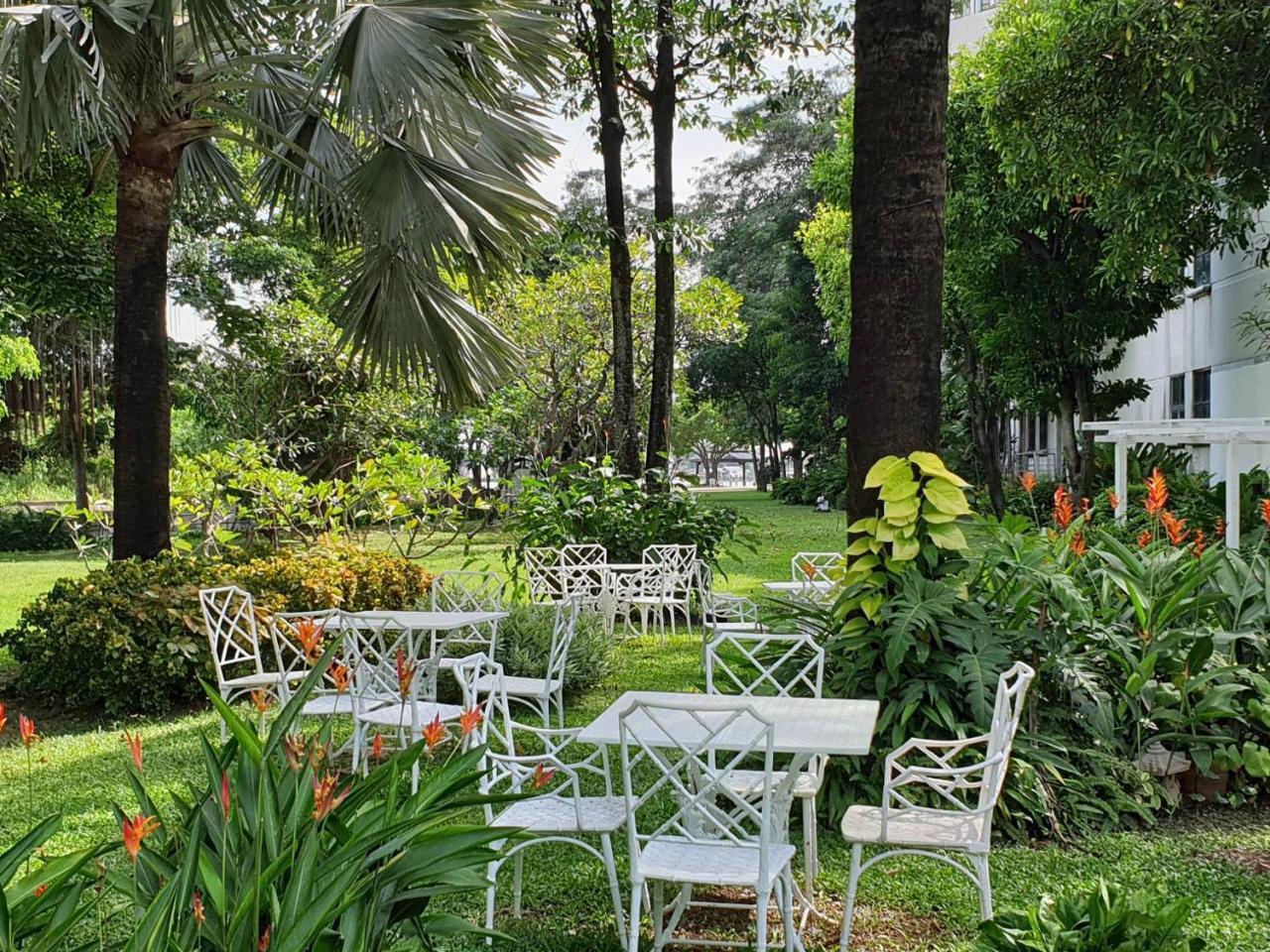 Montien Riverside Hotel Bangkok Exterior photo