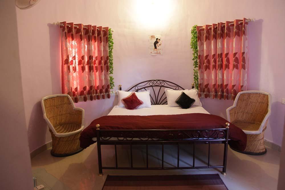 Amrutham Hotel Pushkar Room photo
