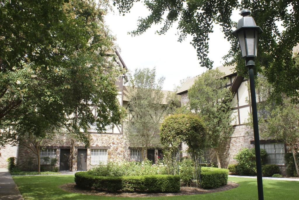 Anaheim Majestic Garden Hotel Exterior photo