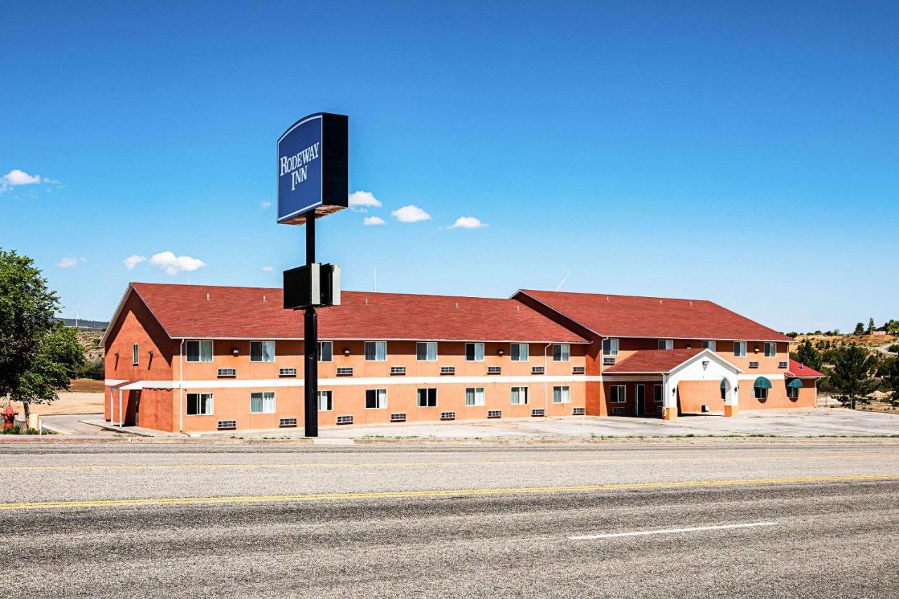 Rodeway Inn & Suites Monticello Exterior photo