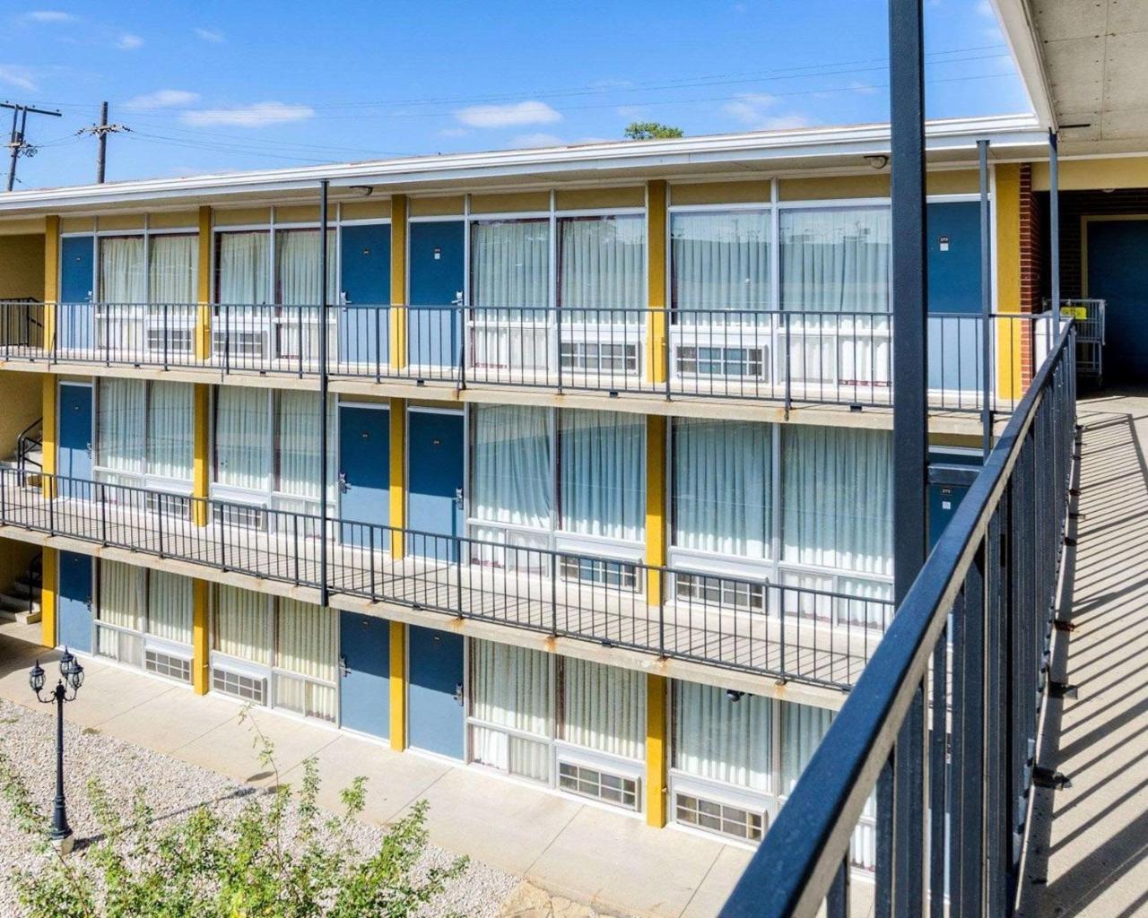 Econo Lodge Topeka Exterior photo