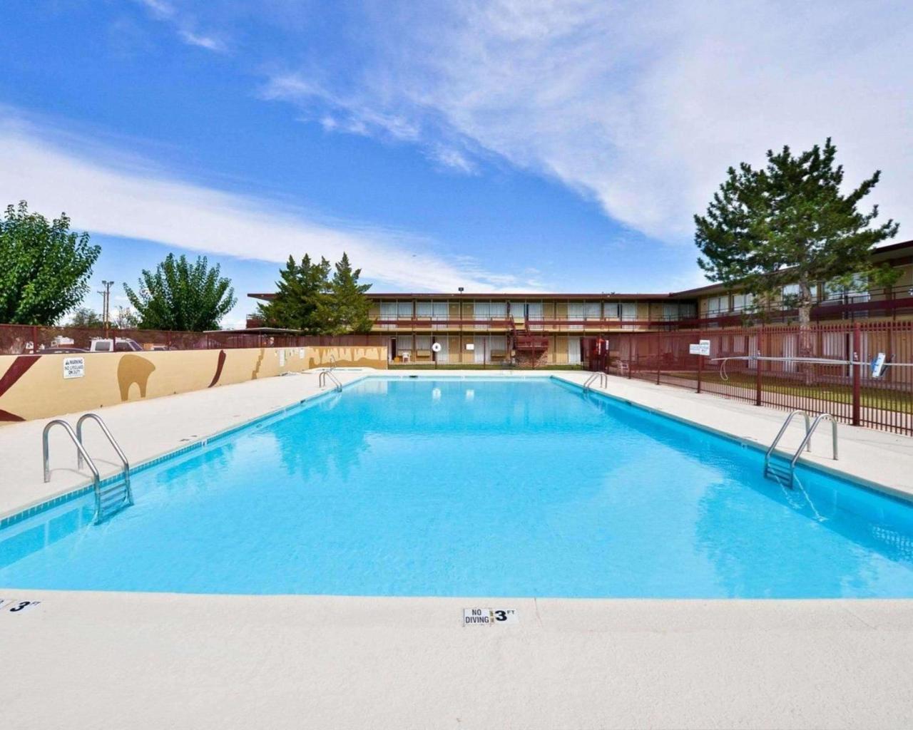 Econo Lodge Carlsbad Exterior photo