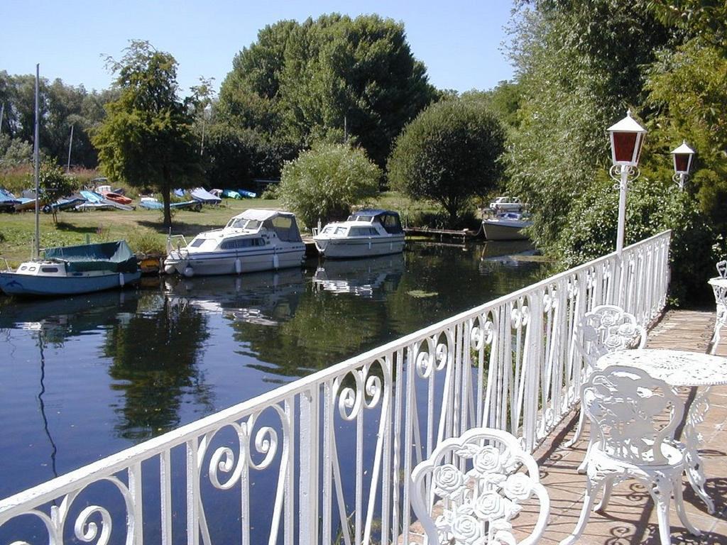 Warren Lodge Shepperton Exterior photo