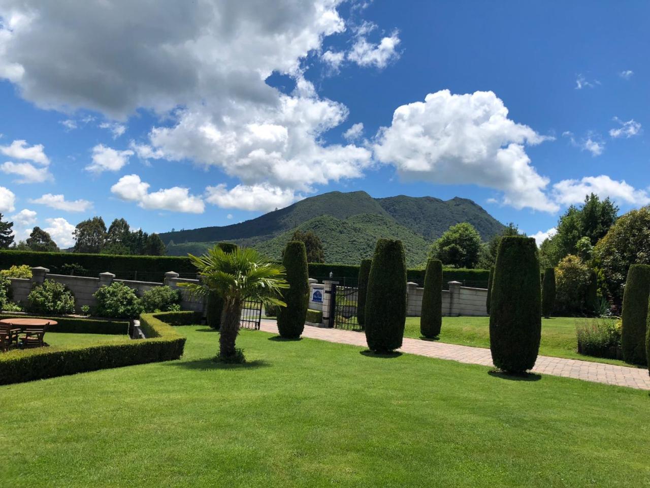 The Pillars Retreat Bed & Breakfast Taupo Exterior photo