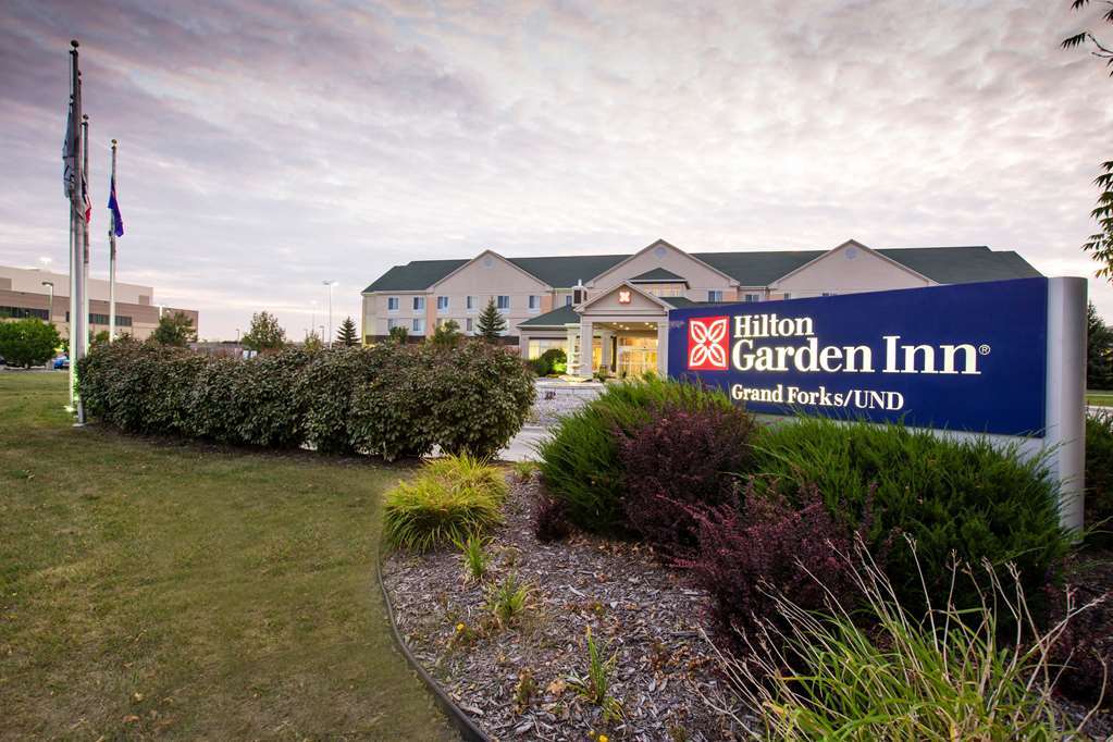 Hilton Garden Inn Grand Forks/Und Exterior photo