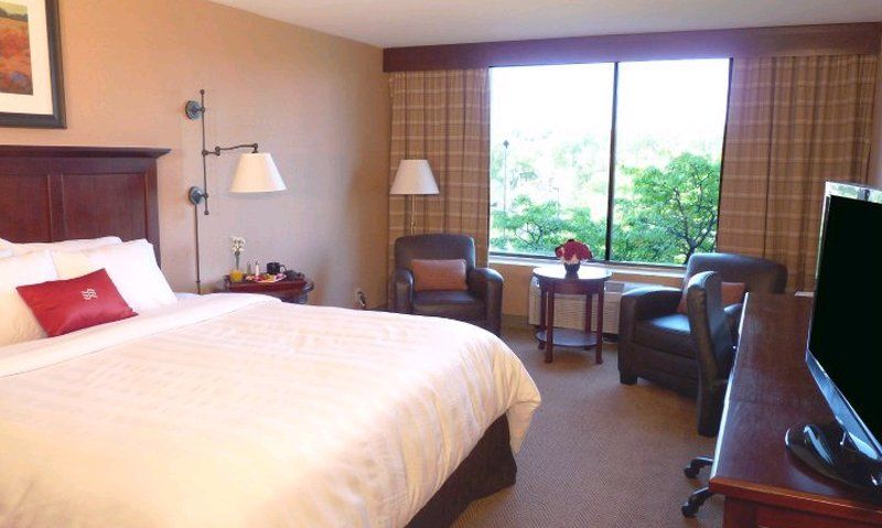 Ramada By Wyndham Cleveland Independence Hotel Room photo