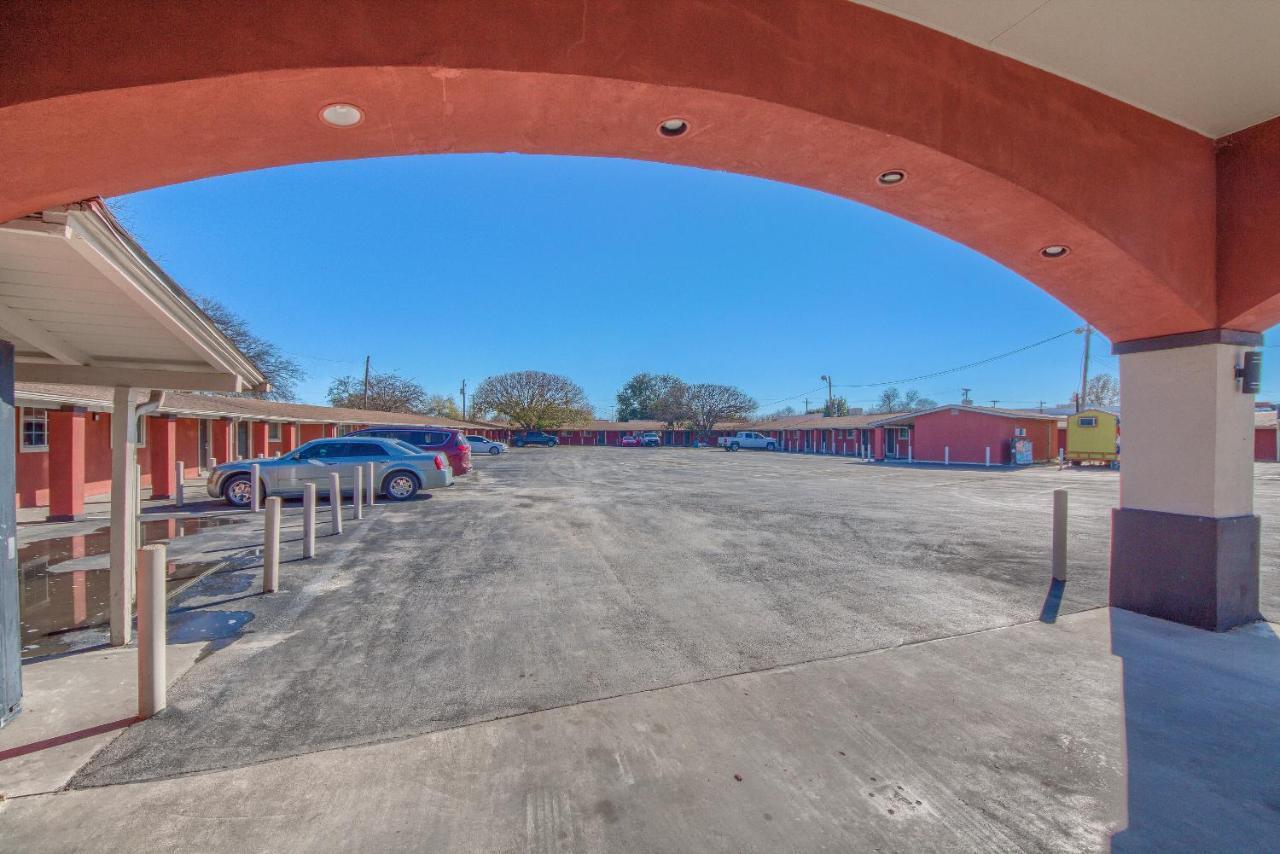 Amber Sky Motel Uvalde Exterior photo