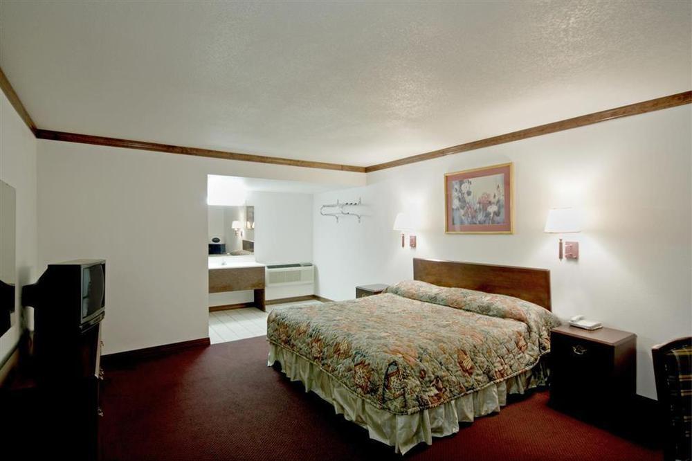 Executive Inn Muldrow Room photo