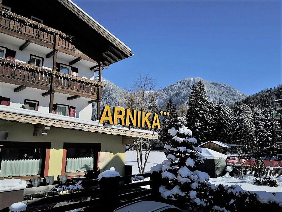Hotel Arnika Pozza di Fassa Exterior photo