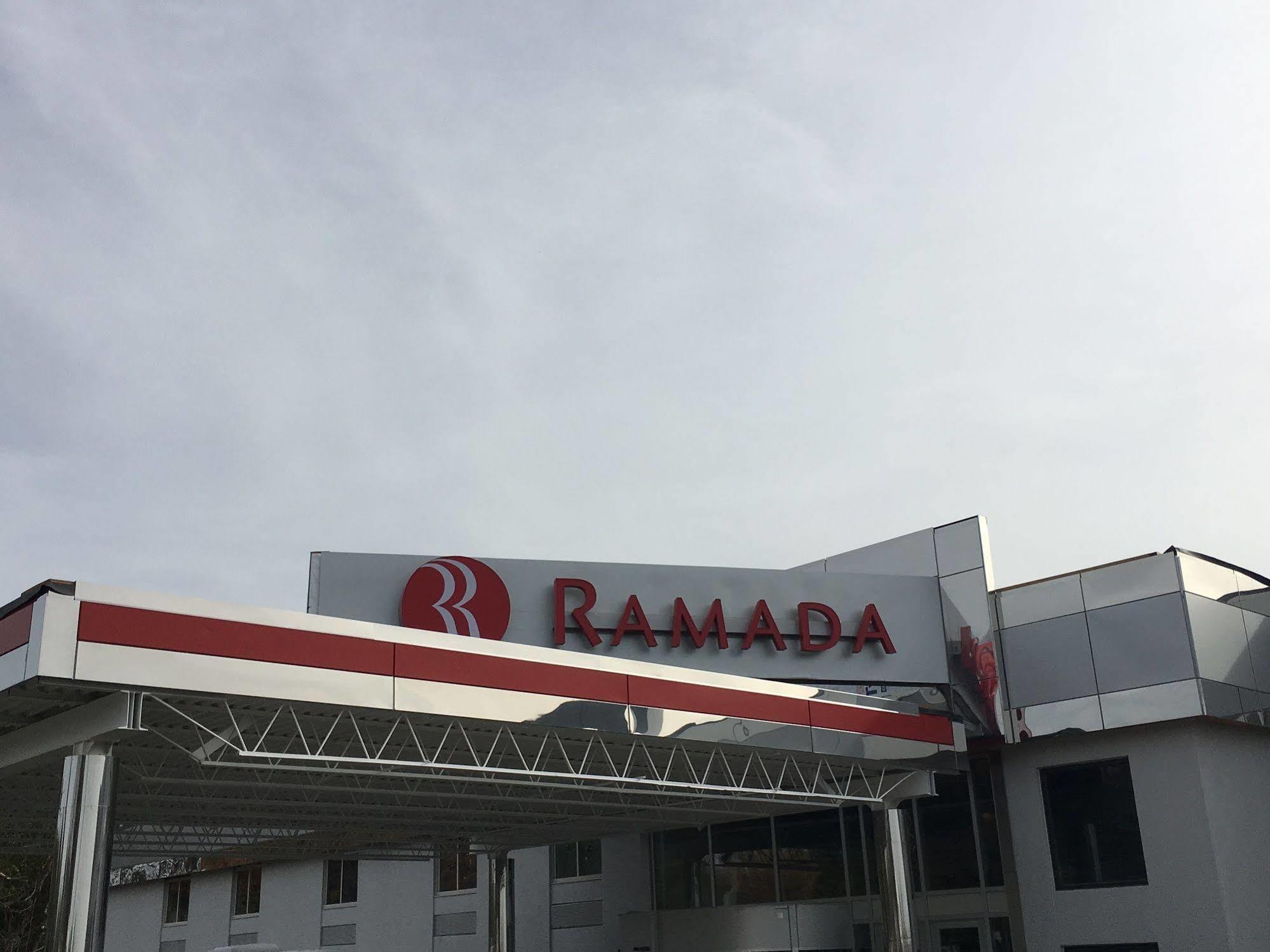 Ramada By Wyndham Des Moines Airport Hotel Exterior photo