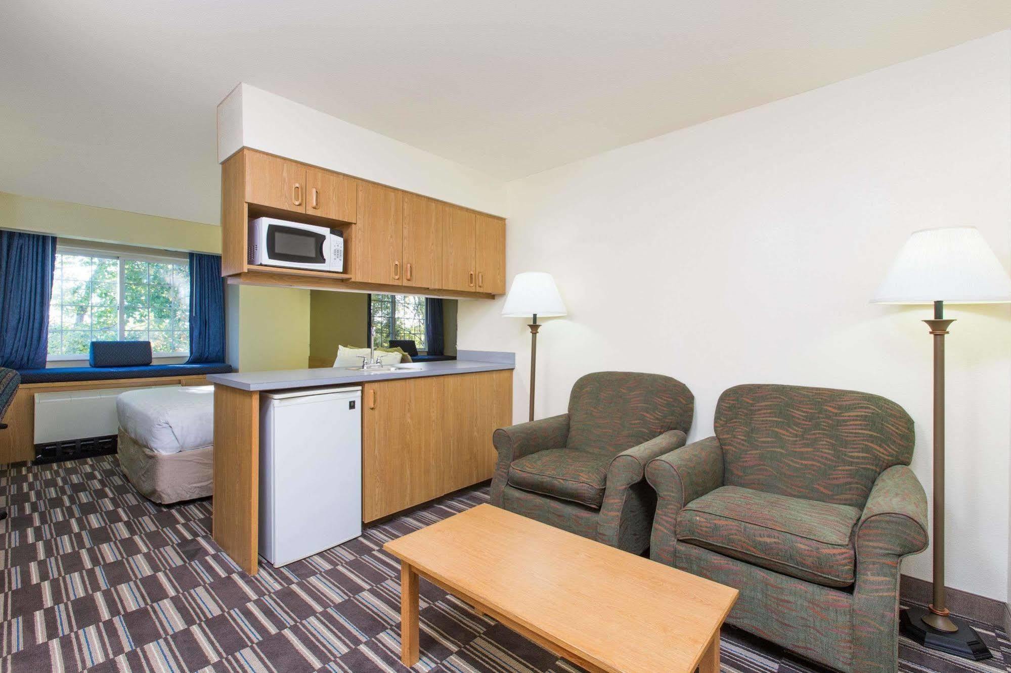 Baymont Inn & Suites By Wyndham Anchorage Exterior photo