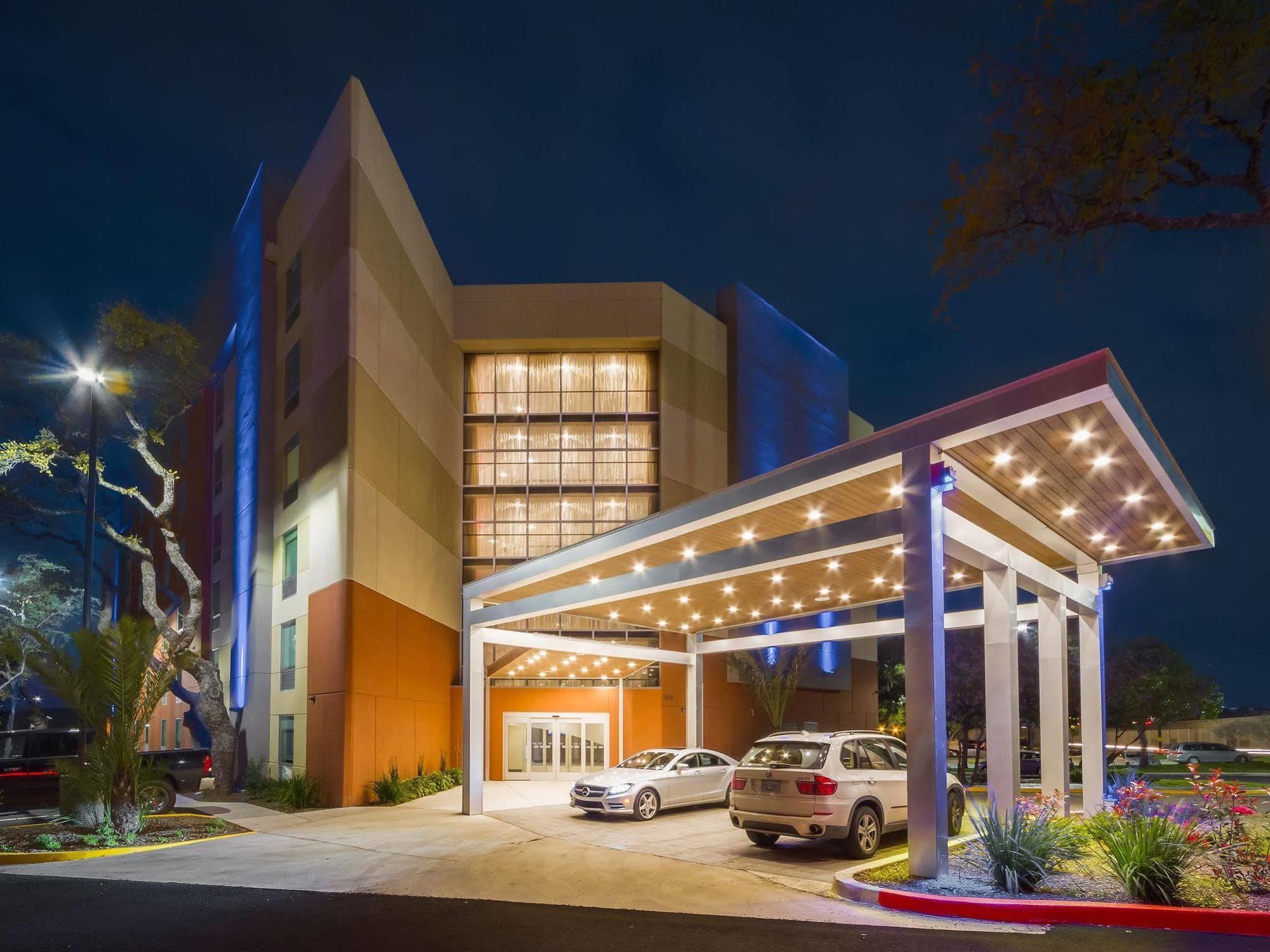 Holiday Inn Express & Suites San Antonio Medical Center North, An Ihg Hotel Exterior photo