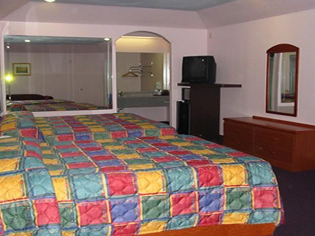 Travelers Inn And Suites Liberty Room photo