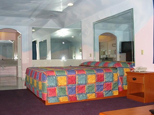 Travelers Inn And Suites Liberty Room photo