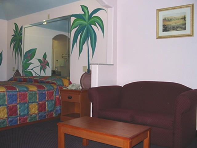 Travelers Inn And Suites Liberty Room photo