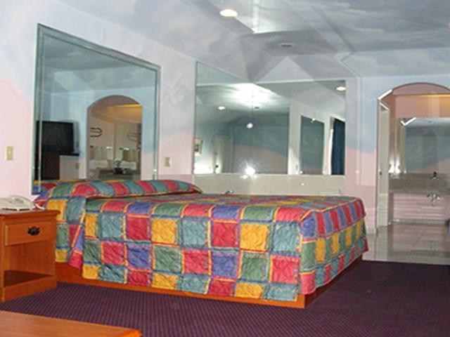 Travelers Inn And Suites Liberty Room photo