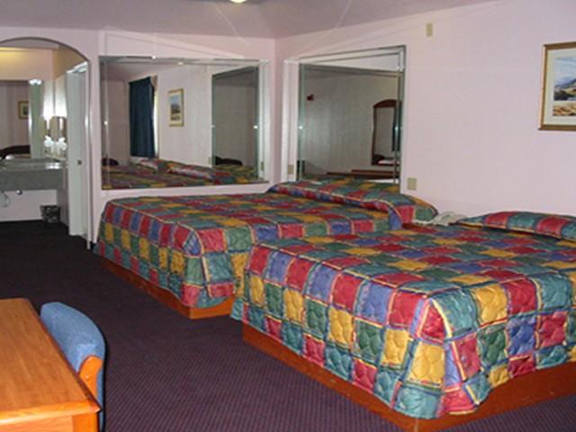 Travelers Inn And Suites Liberty Room photo