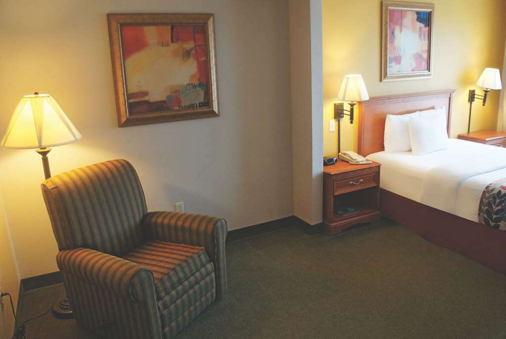 La Quinta By Wyndham Springfield Airport Plaza Hotel Room photo