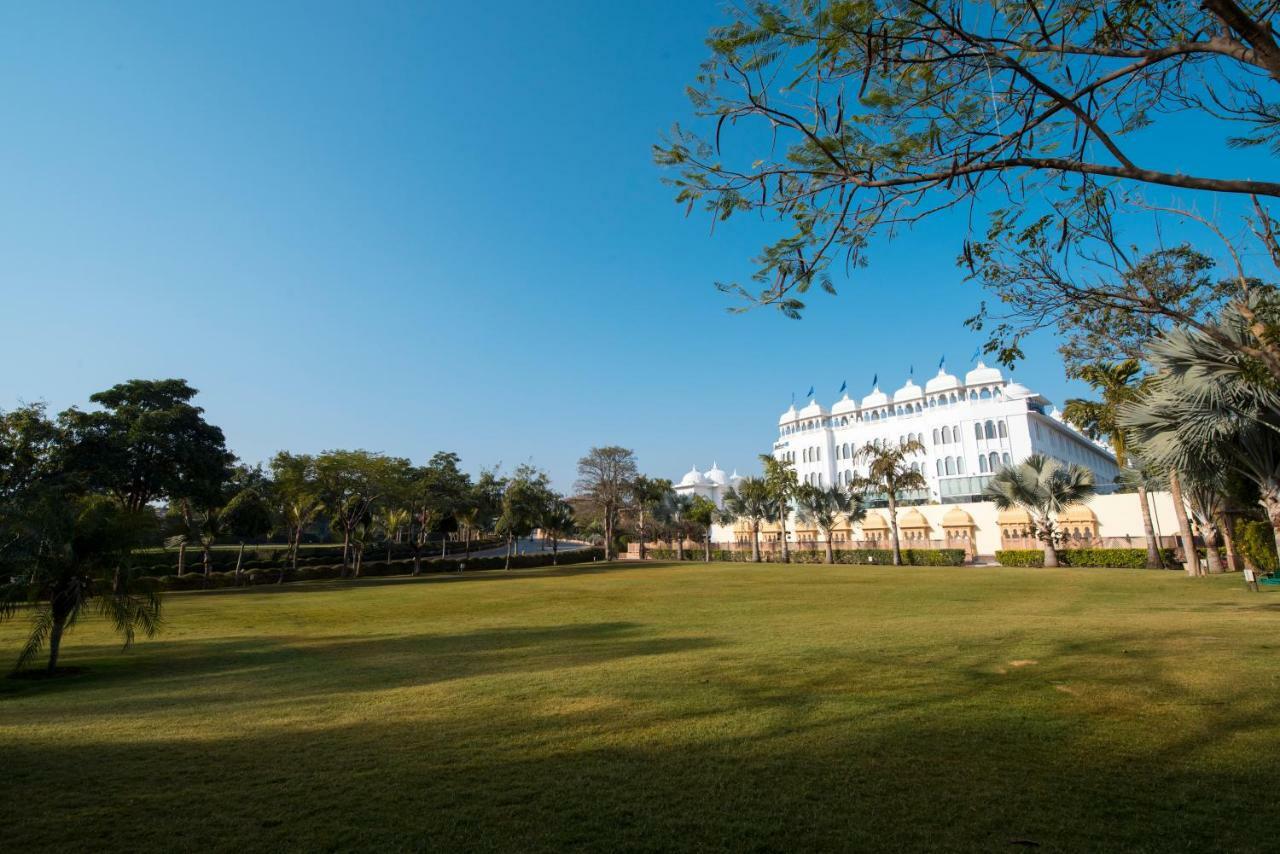 Radisson Blu Udaipur Palace Resort & Spa Exterior photo