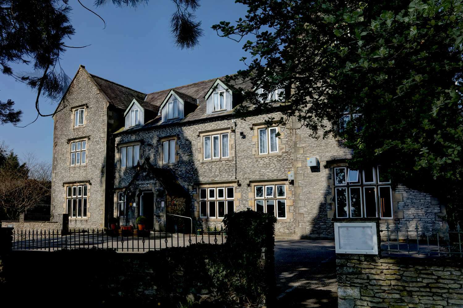 Stonecross Manor Hotel Kendal Exterior photo
