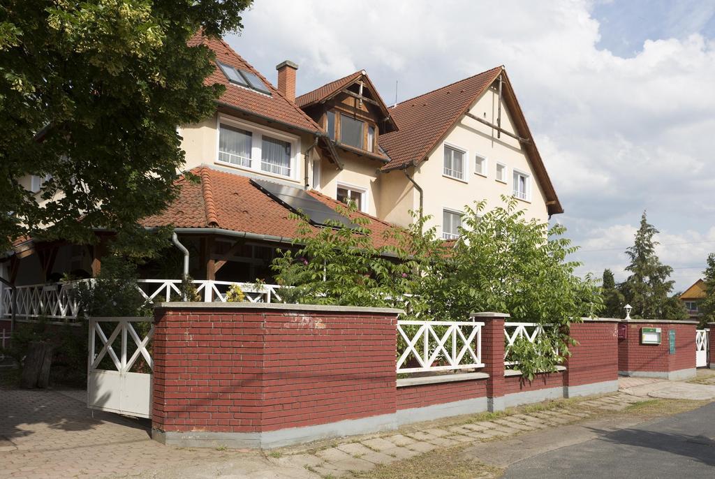 Hotel Francoise Balatonlelle Exterior photo