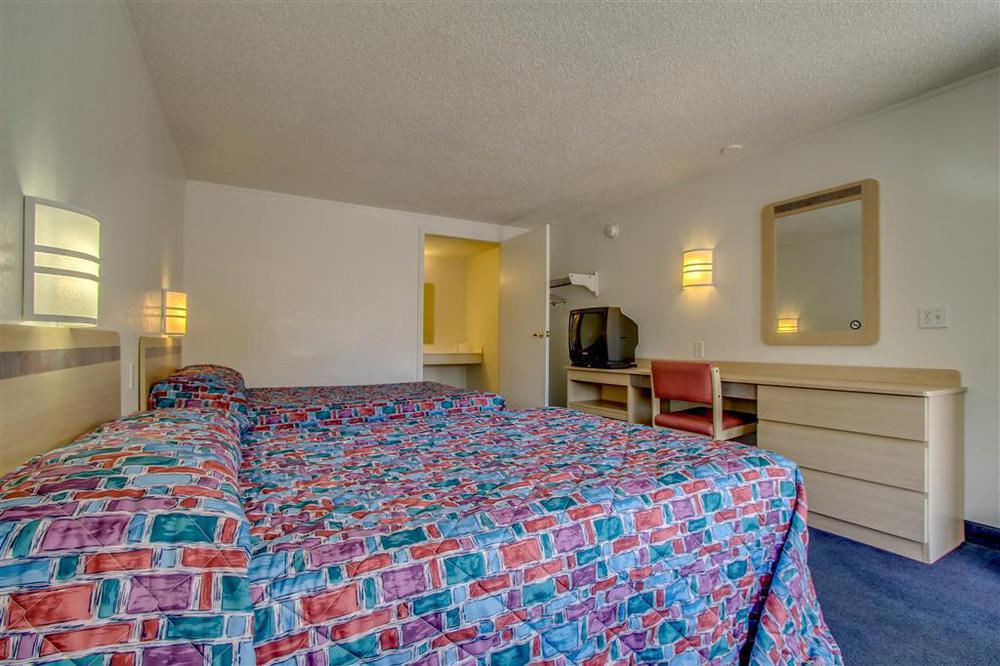 Travelodge By Wyndham Lansing Room photo