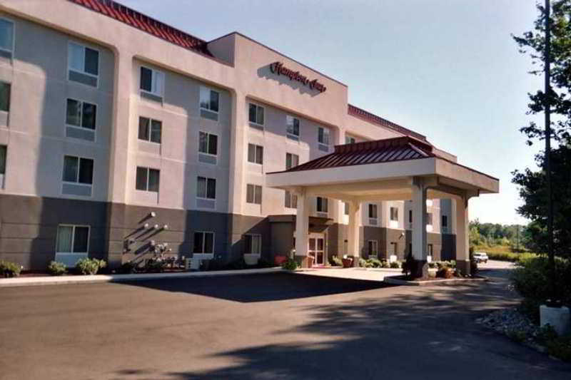 Hampton Inn Waterbury Exterior photo